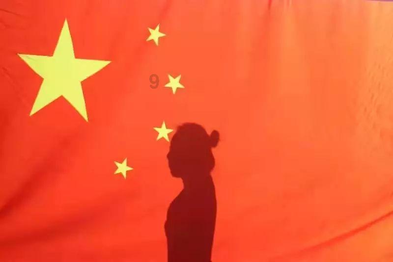 逃离残破的机舱