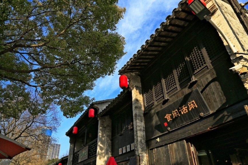 崂山团区委志愿服务队深入开展“人人动手美化家园、干干净净欢度春节”活动,不断提升城区环境品质